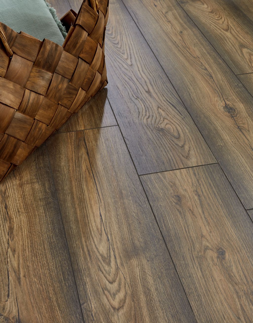 Verona - Amber Oak Laminate Flooring 2