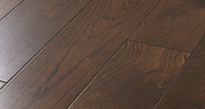 Studio Chocolate Oak Lacquered Engineered Wood Flooring - Descriptive 1